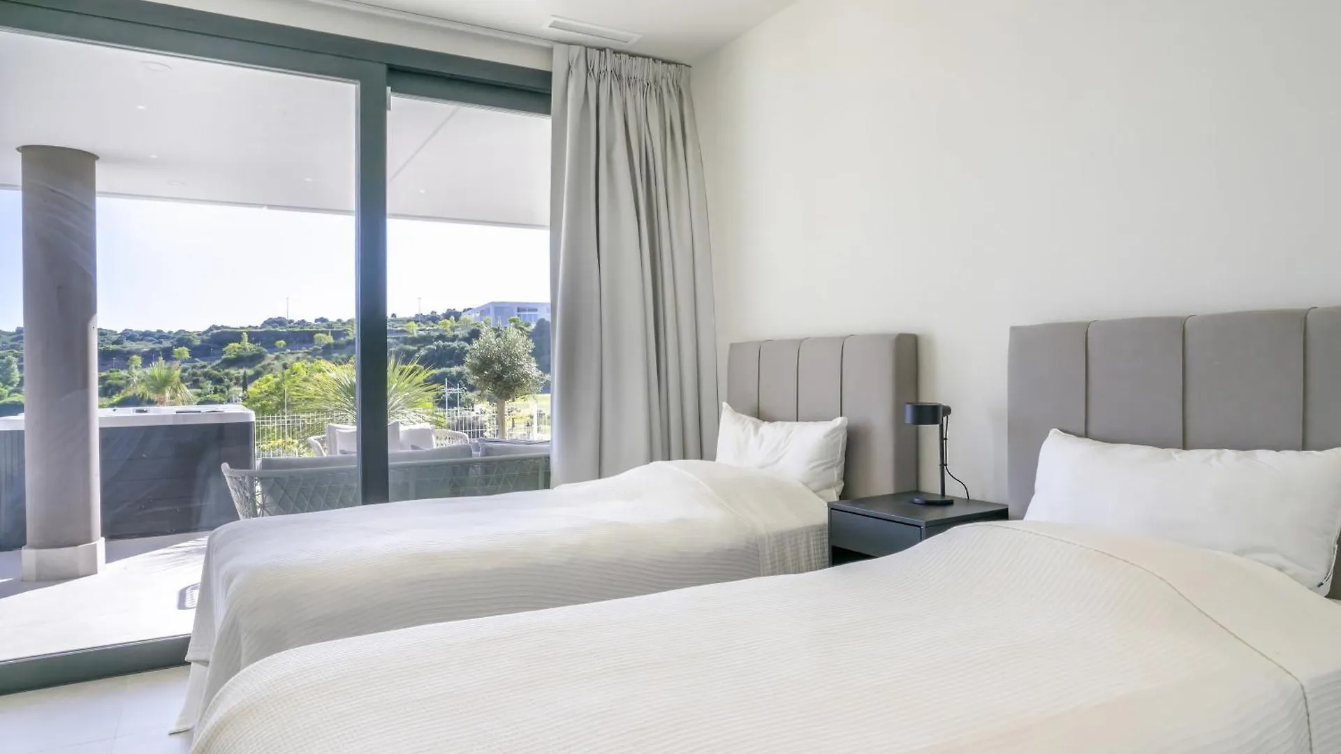 Fabuloso Apartamento Con Jardin Privado Y Jacuzzi Estepona Lejlighed