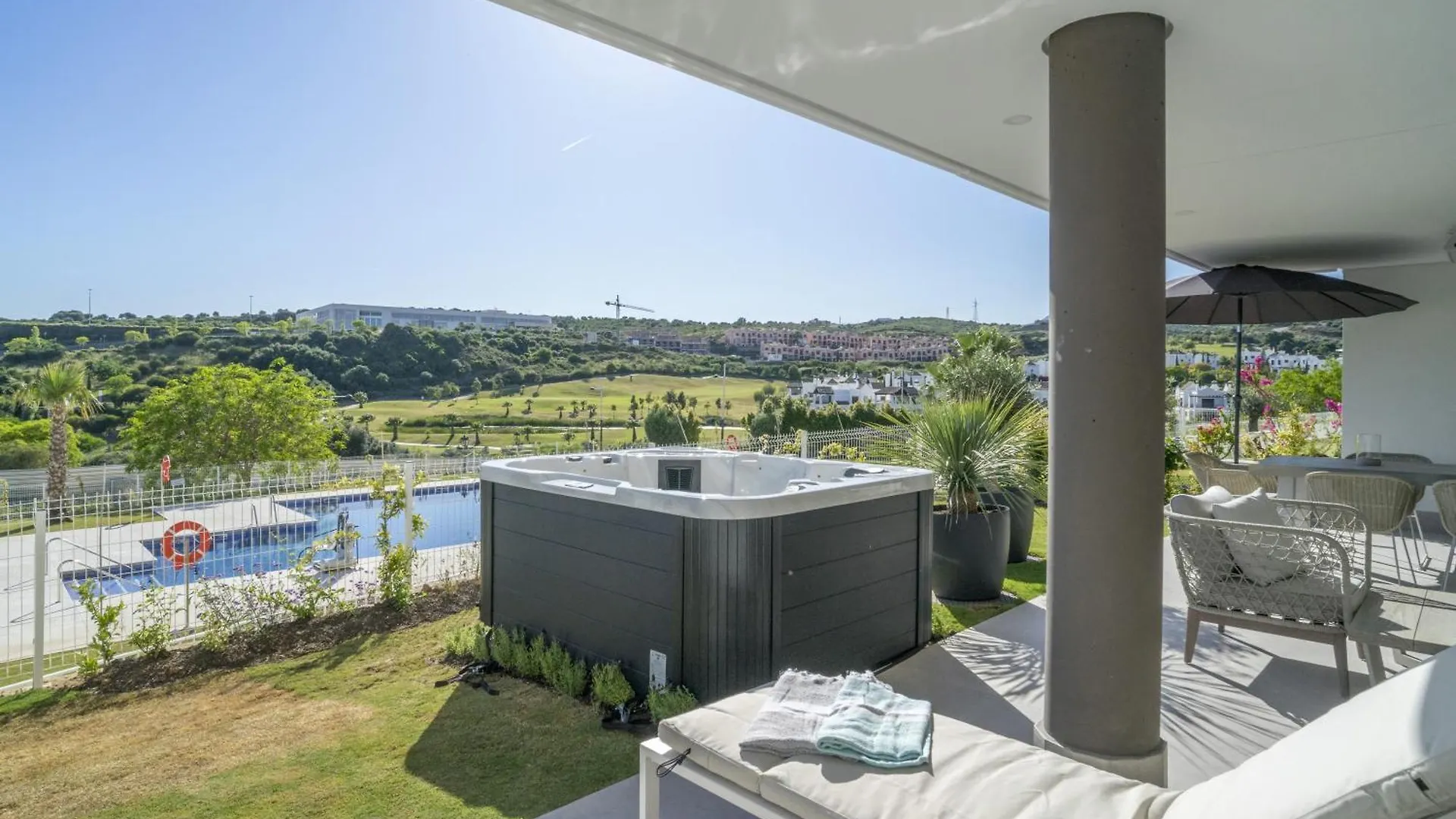 Lejlighed Fabuloso Apartamento Con Jardin Privado Y Jacuzzi Estepona
